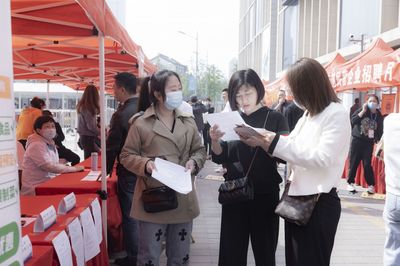 济南历下区总工会“数字大篷车”驶入基层，为社会经济咨询铺就新路径